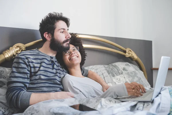 Pasangan Muda Multietnis Dalam Ruangan Menggunakan Komputer Duduk Tidur — Stok Foto