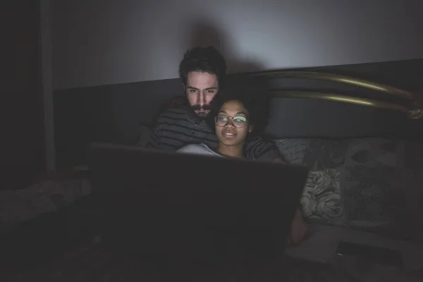 Unga Multietniskt Par Inomhus Med Hjälp Datorn Liggande Säng Natten — Stockfoto