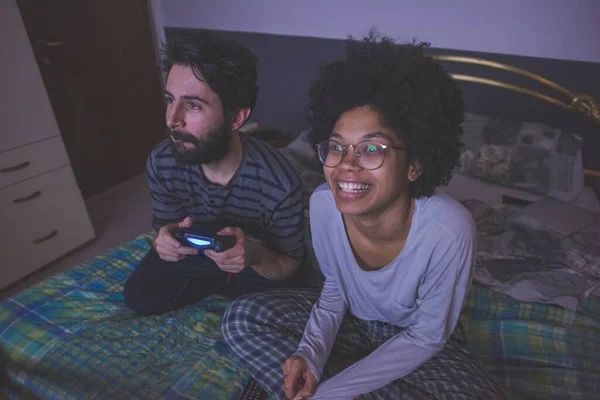 Kamar Tidur Pasangan Multietnis Muda Yang Bermain Video Game — Stok Foto
