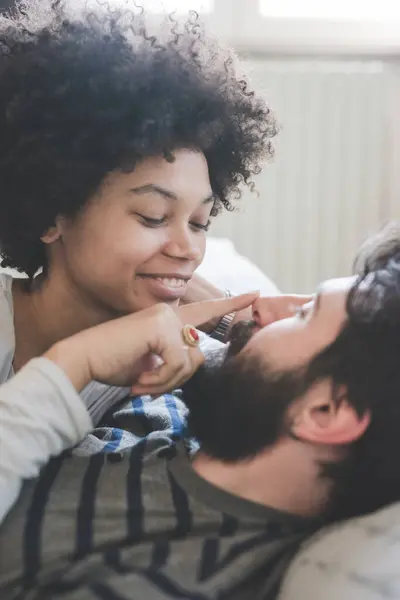 Pasangan Muda Multietnis Yang Memeluk Kamar Tidur — Stok Foto