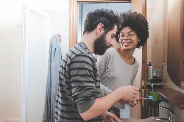 Pasangan Muda Multietnis Dalam Ruangan Kamar Mandi Menggosok Gigi — Stok Foto