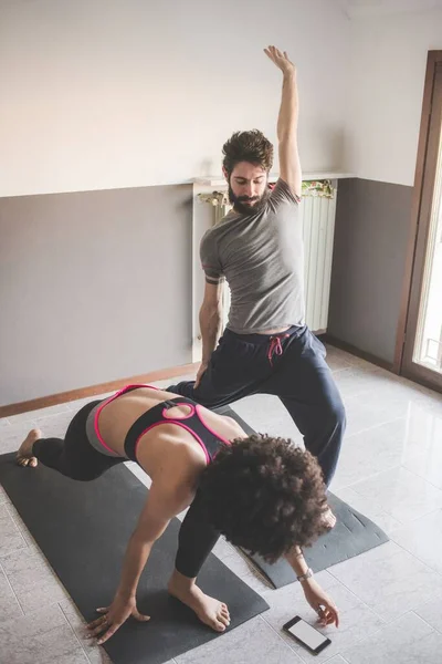Többnemzetiségű Házaspár Otthon Akik Fitnessz Jógát Gyakorolnak — Stock Fotó