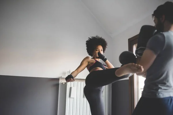 Muda Multietnis Wanita Rumah Pelatihan Dengan Pelatih Melakukan Latihan Boxe — Stok Foto