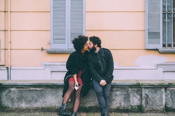 Pasangan Muda Multietnis Posimg Jalan Jalan Luar Kota Saat Matahari — Stok Foto
