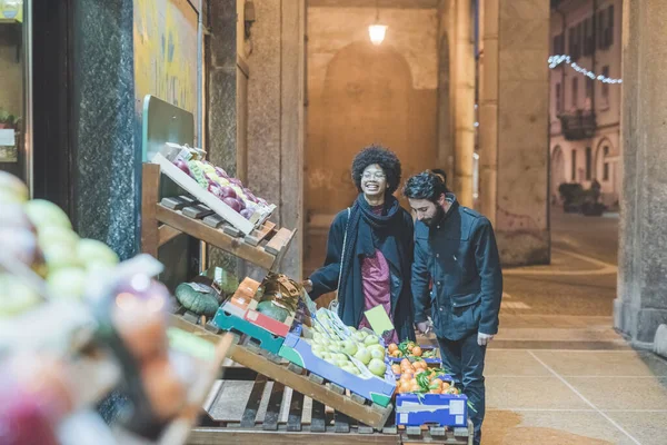 Молода Багатоетнічна Пара Відкритому Повітрі Купує Овочі Фрукти — стокове фото