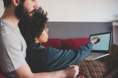 Bilgisayar koltuğu kullanan çok ırklı bir çift.  