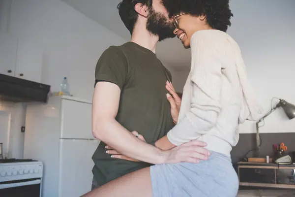 Pasangan Muda Multietnis Saling Berpelukan Tersenyum Bersama Rumah — Stok Foto