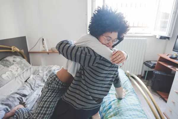 Giovane Coppia Multietnica Che Abbraccia Letto Sdraiato Casa — Foto Stock