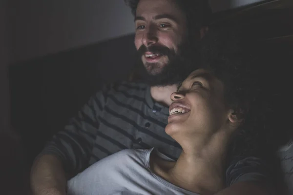 Pasangan Muda Multietnis Berpelukan Kamar Tidur Menonton — Stok Foto