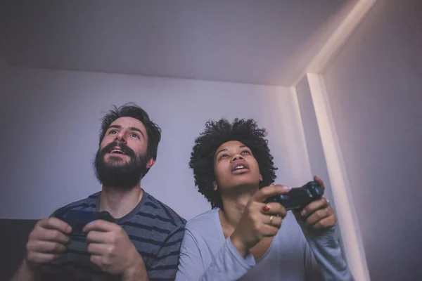 Kamar Tidur Pasangan Multietnis Muda Yang Bermain Video Game — Stok Foto