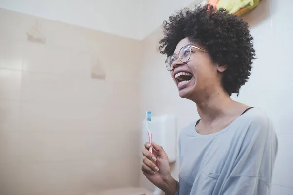 Muda Ras Campuran Wanita Dalam Ruangan Menggosok Gigi — Stok Foto