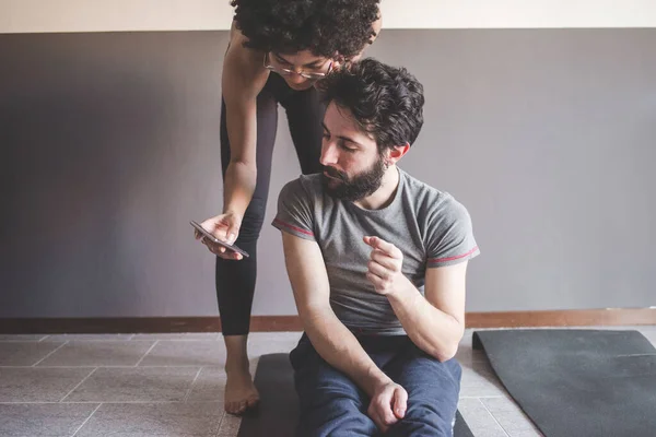 Többnemzetiségű Házaspár Otthon Akik Fitnessz Jógát Gyakorolnak — Stock Fotó