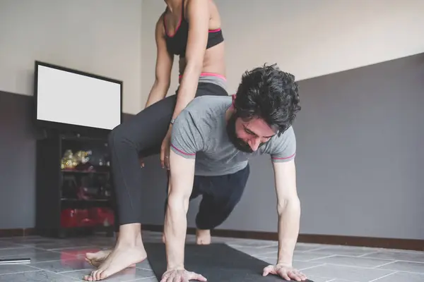 Pasangan Multietnis Rumah Berlatih Olahraga Melakukan Yoga Kebugaran — Stok Foto