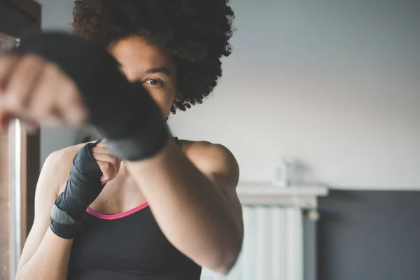 Молодые Многонациональная Женщина Крытый Тренировки Боксе Дома — стоковое фото