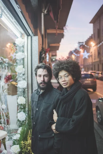 Pasangan Muda Multietnis Berpose Luar Ruangan — Stok Foto