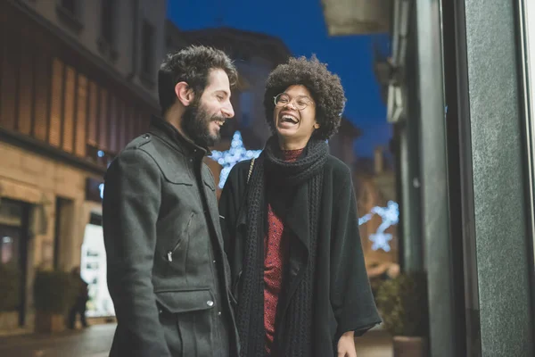 Pasangan Muda Multietnis Berpose Luar Ruangan Tersenyum Bersenang Senang Tertawa — Stok Foto
