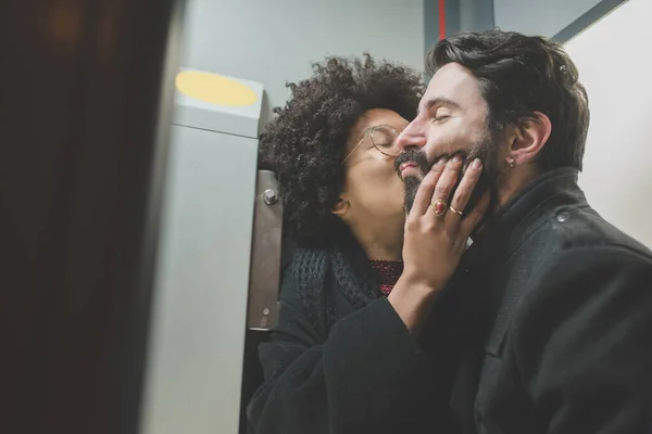 Pasangan Muda Multietnis Bersenang Senang Tertawa Mencium Stan Foto — Stok Foto