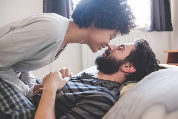Pasangan Muda Multietnis Memeluk Tempat Tidur Berbaring Rumah — Stok Foto