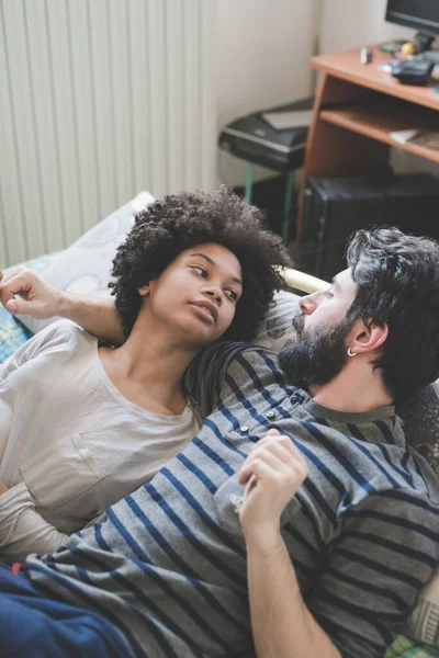 Pasangan Muda Multietnis Memeluk Tempat Tidur Berbaring Rumah Stok Lukisan  
