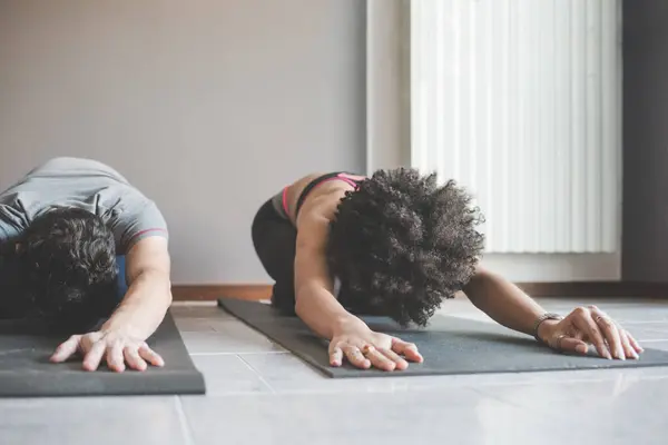 Multiethnisches Paar Hause Beim Sport Und Fitness Yoga Stockbild