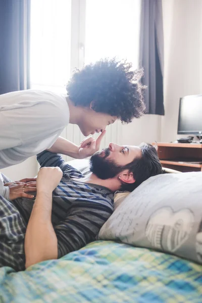 Pasangan Muda Multietnis Memeluk Tempat Tidur Berbaring Rumah — Stok Foto