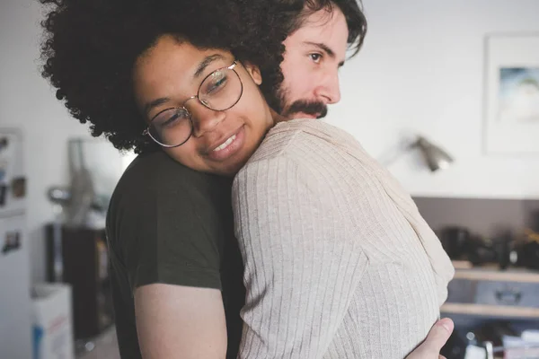 Pasangan Muda Multietnis Saling Berpelukan Tersenyum Bersama Rumah Stok Foto Bebas Royalti