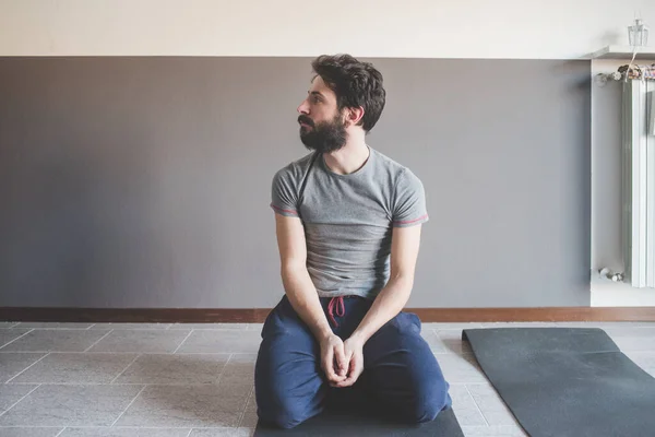 Evde Spor Yapan Genç Adam Fitness Yogası Yapıyor Stok Resim