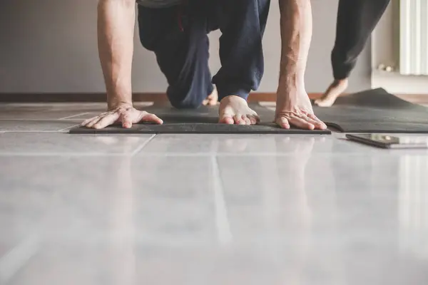 Separuh Kecil Pasangan Multietnis Rumah Berlatih Olahraga Melakukan Yoga Kebugaran Stok Foto