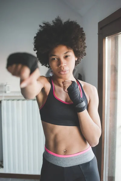 Молодые Многонациональная Женщина Крытый Тренировки Боксе Дома Стоковая Картинка