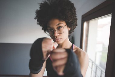 Evde çok ırklı genç bir kadın eğitim kutusu var. 