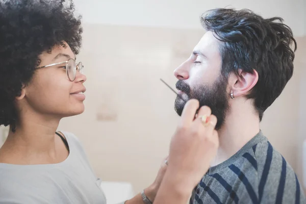 Jóvenes Multiétnicos Millennials Pareja Pasar Rutina Mañana Baño Juntos Imagen de stock