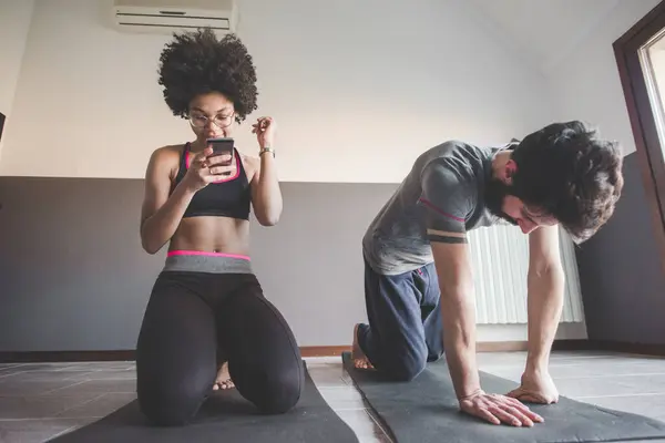 Multiethnische Paar Hause Praktiziert Sport Tun Fitness Yoga Online Klasse Stockbild
