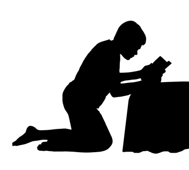 dizlerinin üzerinde çocuğun yatağının yanında onun İncil okuma