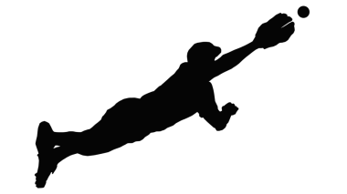 topu yakalamak için beyzbol meydancı havada dalış