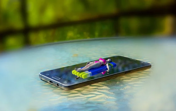 女孩躺在手机的水面上 3D渲染 — 图库照片