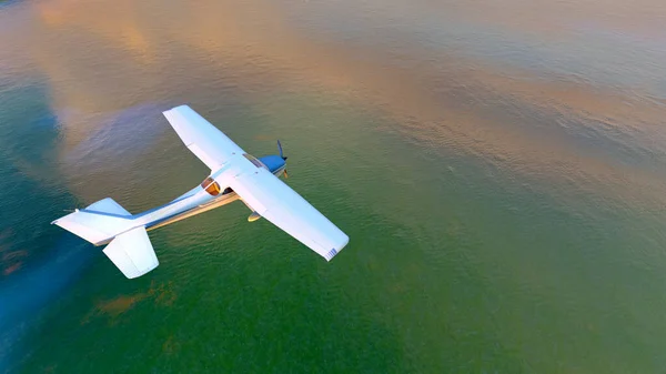 飞机飞越海面 3D渲染 — 图库照片