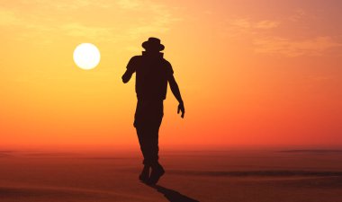 Gün batımında bir turistin silueti.