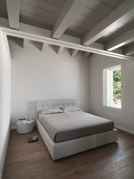 床と天井は木で作られている間 ベッドの前の屋根裏部屋の近代的な寝室のインテリア — ストック写真