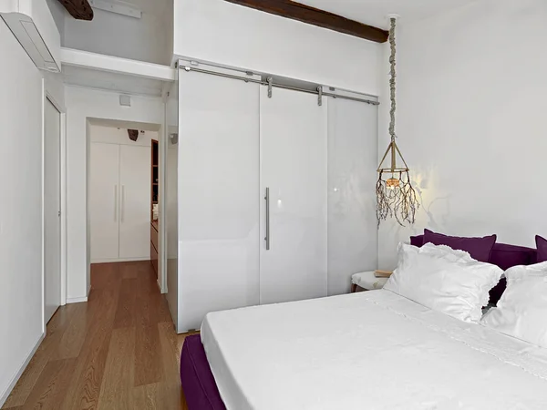 Moderno Dormitorio Interior Wirh Piso Madera Habitación Del Ático —  Fotos de Stock