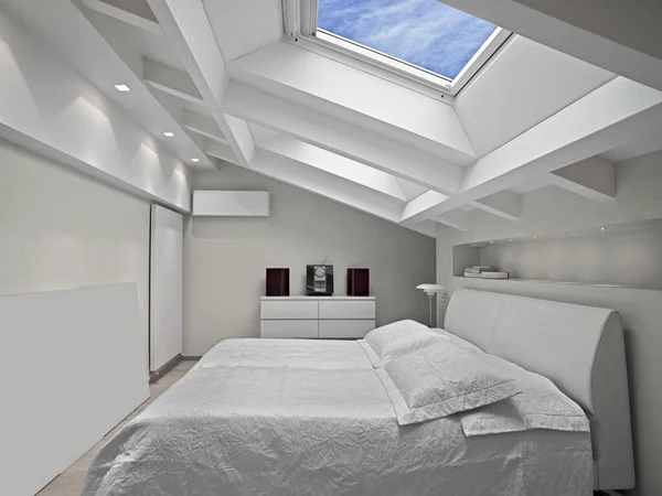 Mansard Modern Bir Yatak Odası Planda Yatak Tavan Penceresi — Stok fotoğraf