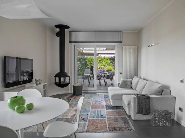Modern Living Room Interior Iron Fireplace Fabric Sofa Carpet Overlooking —  Fotos de Stock