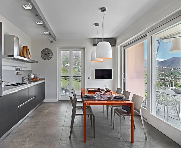 在现代厨房的内部前景广阔 有橙色餐桌和椅子 — 图库照片
