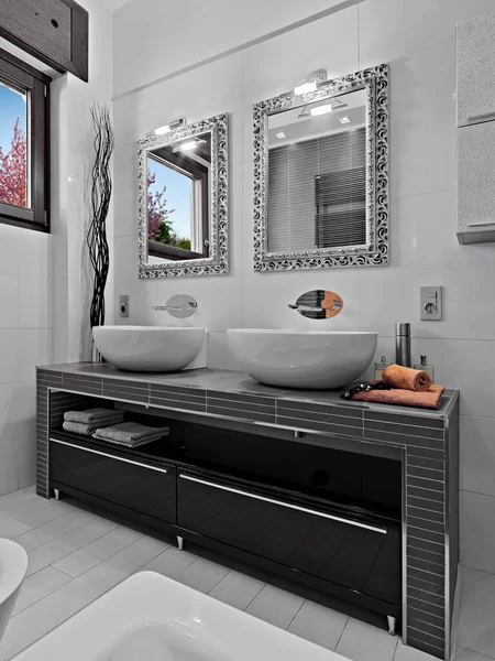 2つのシンクを持つ石積み洗面台キャビネット付きのモダンなバスルームのインテリア — ストック写真