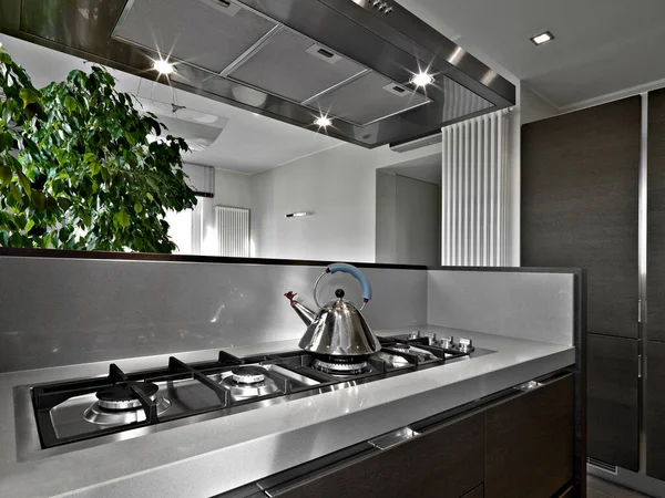 Modern Mutfakta Üzerinde Çelik Çaydanlık Olan Gaz Ocağına Yakın Plan — Stok fotoğraf