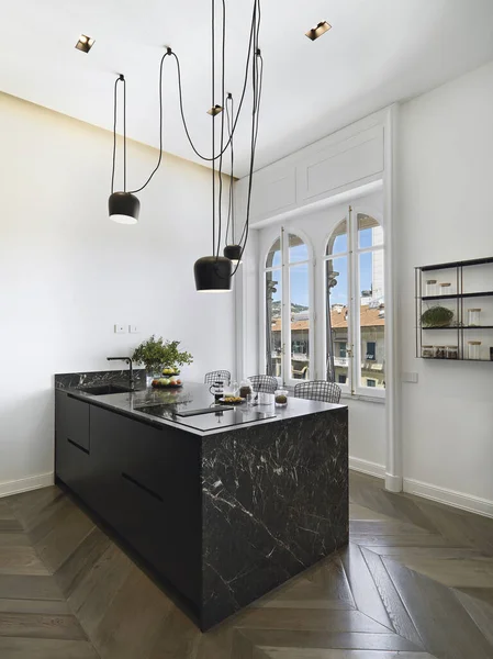 Der Modernen Kücheneinrichtung Mit Parkettboden Vordergrund Befindet Sich Eine Inselküche — Stockfoto