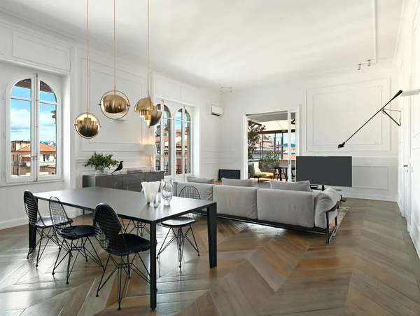 现代室内客厅在前厅餐桌的后面 面料沙发的地板是用餐篮做的 — 图库照片