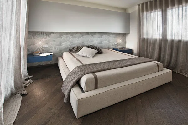 Modrn Slaapkamer Interieur Met Houten Vloer Voorgrond Het Bed — Stockfoto