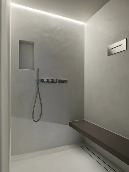 在现代浴室里用树脂做壁面的砖瓦淋浴间的内部视图 — 图库照片