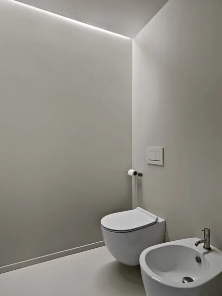 ビデオとトイレの前景のバスルームの内部ビュー 壁は樹脂で仕上げられています — ストック写真