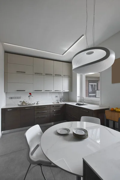 Vnitřní Pohled Moderní Kuchyň Popředí Jídelního Stolu Designovým Lustrem — Stock fotografie
